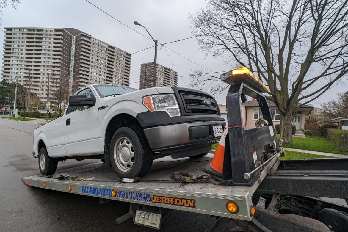 Tilt and Load Towing Services in Toronto: A Safer Way to Tow Vehicles