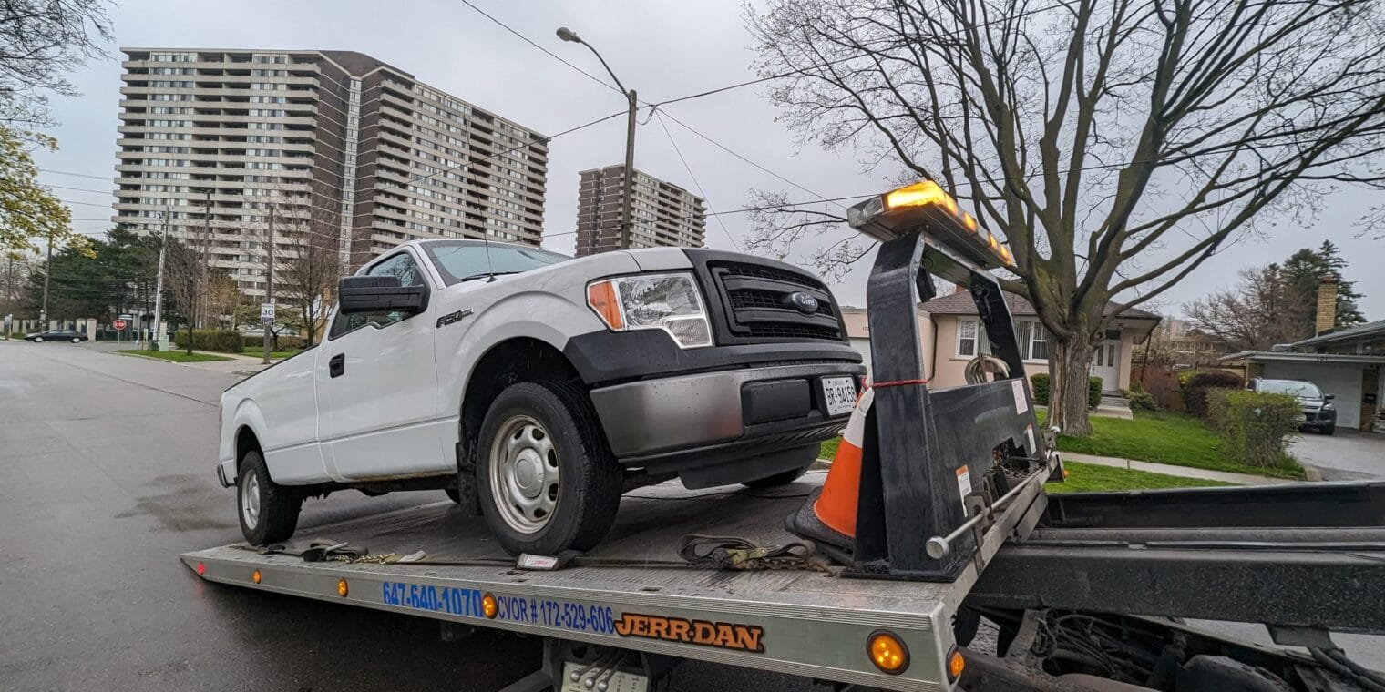 Tilt and Load Towing Services in Toronto: A Safer Way to Tow Vehicles